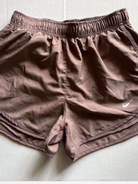Nike Dri-FIT Shorts in Brown